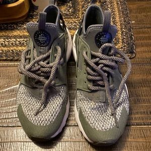 Excellent, mint condition Huarachi Nike air olive green